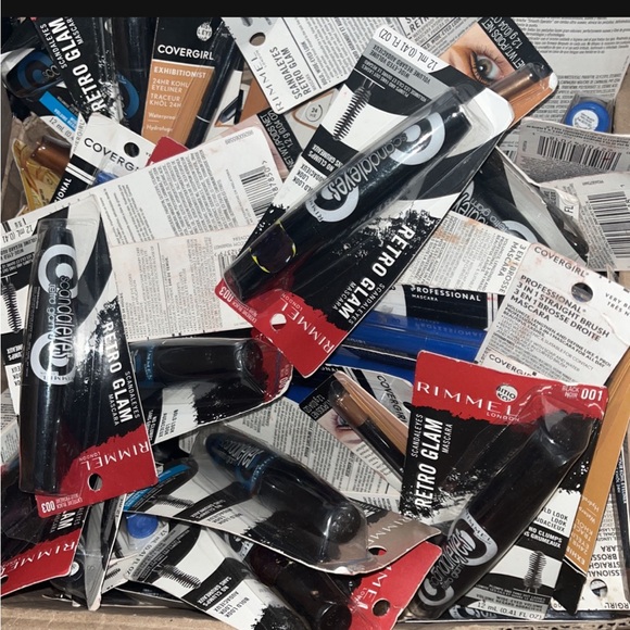 Drug store makeup mascaras blushes concealers lippies & much more over 900 pcs - Picture 5 of 5